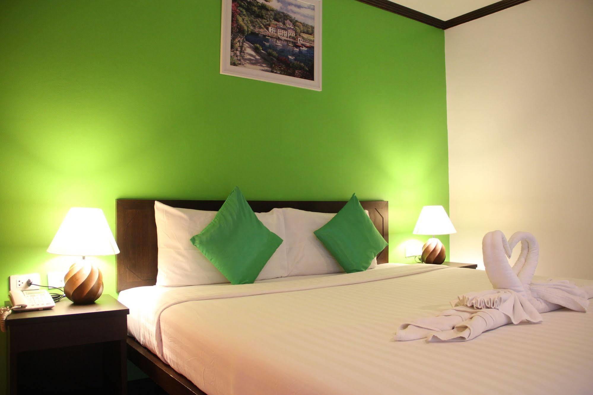 Sri Boutique Hotel Patong Exteriör bild